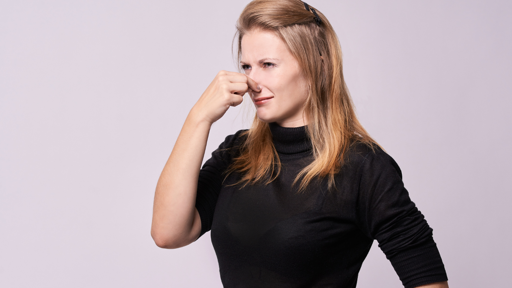 mulher tampando o nariz por causa de mau cheiro